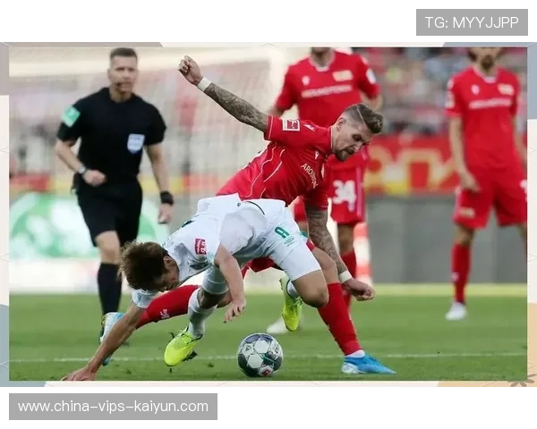 德甲多特快速反击极具杀伤,对方防线被迫降速