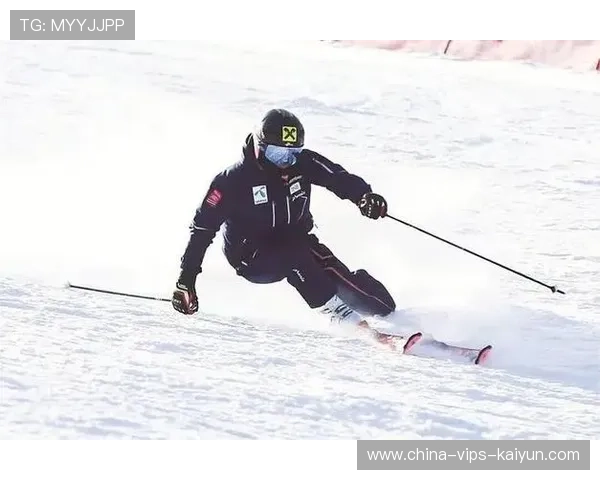 滑雪选手雪杖折断用手撑却不掉速